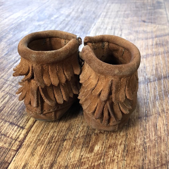 Minnetonka fringe moccasin booties - size 4 - Picture 3 of 6